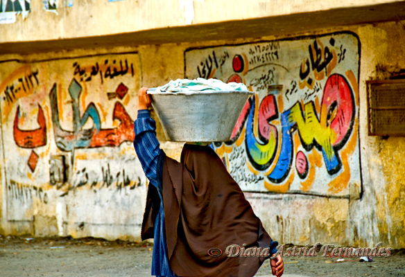 Egypt,-woman-load-carrier
